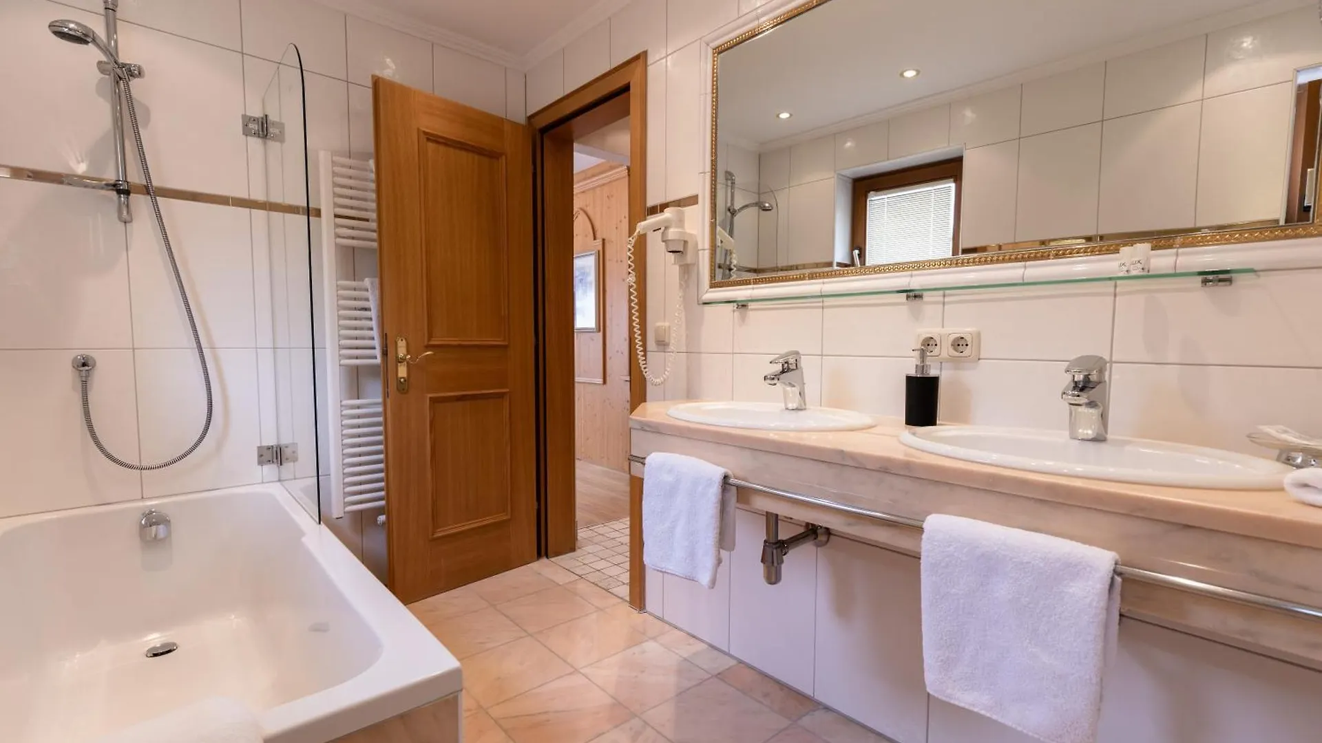 Hotel Schlosshof Ischgl 4*,  Austria